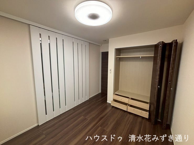 1F5.3帖洋室・・・2部屋をつなげて広々空間に!洋室の間に間仕切りがあり、開ければ開放的なワンルームとしても使える設計!お子さまの成長や暮らし方に合わせて、自在に間取りをアレンジできます☆彡