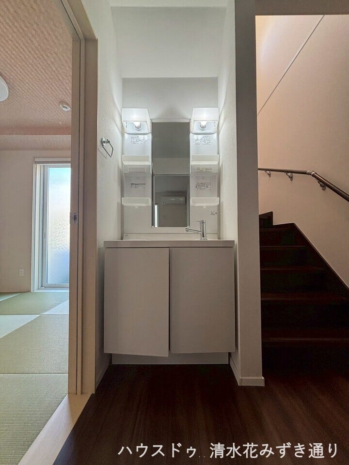 1F階段横階段横・・・帰宅後すぐに手洗い・うがいができ、清潔な生活習慣を自然に身につけられるのが魅力♪小さなお子様のいるご家庭や、来客時にも便利で、衛生面と利便性を兼ね備えた嬉しい設備!