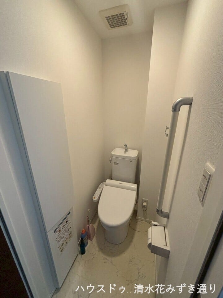 1Fトイレ・・・白を基調としたトイレは、清潔感があり圧迫感も軽減され快適な空間を演出!タオルや小物などで差し色(グリーンや黒、ベージュなど)ものを使うとアクセントとなり、おしゃれな演出ができます♪