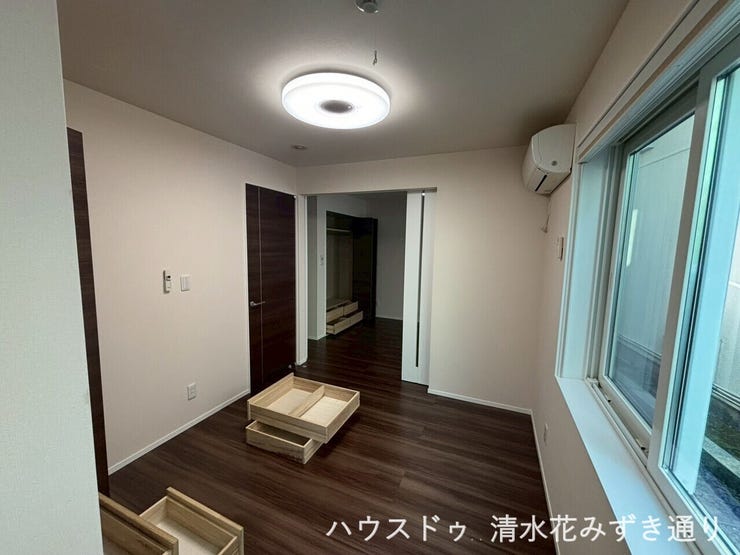 1F5.2帖洋室・・・1階5.2帖の洋室は、生活スタイルに合わせて多目的に使える便利な空間です!来客時のゲストルームや、リモートワーク用の書斎としてもぴったり♪