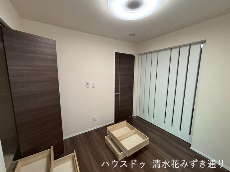 1F5.2帖洋室・・・階段の上り下りが不要なため、将来的には寝室としても活用しやすく、ご家族の成長やライフステージの変化にも柔軟に対応◎掃き出し窓から光が差し込む、明るく落ち着いた雰囲気も魅力です!