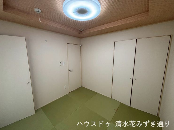 1F4.5帖和室・・・畳に直接座る昔ながらの日本のライフスタイルは、天井までの空間を広く感じることができるため、開放感のあるリラックス空間を作りだしてくれる効果があります(^^♪