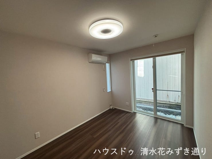 1F6帖洋室・・・6帖は標準的な広さで、寝室や子ども部屋、客間としても無理なく使えて、コンパクトで使いやすいです!寝室、客間、書斎、趣味のスペースなど、生活スタイルに合わせて柔軟に利用可能!