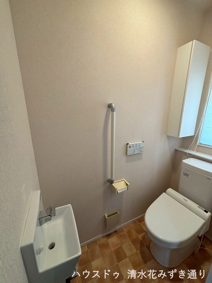 2Fトイレ・・・トイレ内に手洗い器があると、使うたびにすぐ手を洗えるので衛生面も安心!限られたスペースでも水まわりを効率的に使え、忙しい朝や小さなお子様のいる家庭でも便利◎