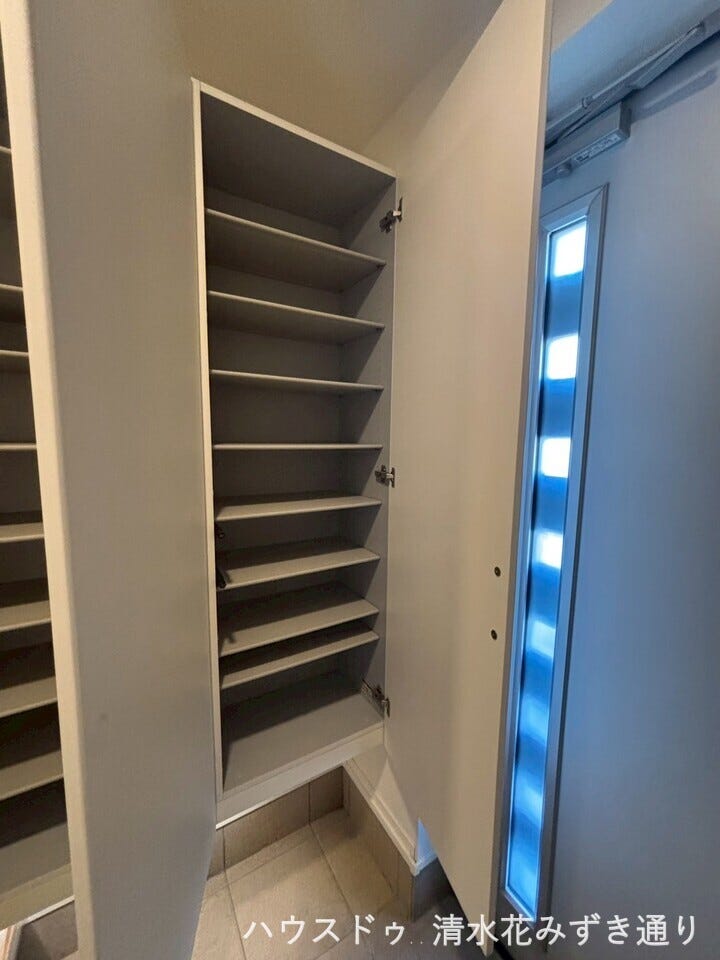 たっぷり玄関収納には靴はもちろん、外遊び用のおもちゃ、お子様の部活動用の道具や防災グッズなどを収納しておくのも便利ですね(^^♪