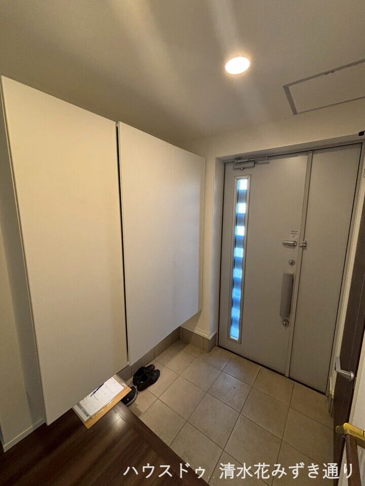 天井まで届く大容量の玄関収納は、靴だけでなく季節のアイテムやアウトドア用品までしっかりと収納可能!スッキリ片付き、いつでも気持ちの良い空間を保てます!来客時にも好印象を与えてくれる便利な設備です!