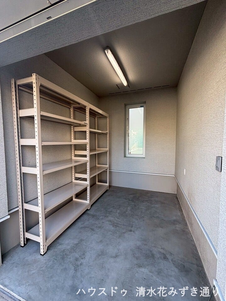 バイクや自転車を置ける広さの車庫は、趣味を楽しむ方に嬉しい空間!窓から自然光が入り、照明も備わっており、夜間のメンテナンスも!雨風をしのぎ大切な愛車をしっかり守れるうえ、収納や作業スペースとしても◎