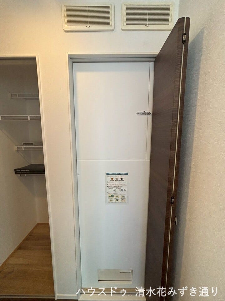 蓄電池が扉に隠れて収納されていることで、生活空間の見た目をすっきり保ちながら、停電時や電力のピーク時にも安心して電気を使えます◎扉で目隠しされており、安全性も高く、インテリアの邪魔にならずスマート!