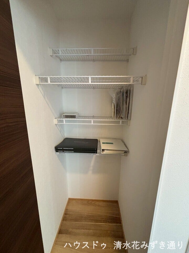 2Fトイレ前収納・・・家族共有の荷物や普段使いする消耗品の収納などにも便利ですね♪空間を無駄にしない収納です◎