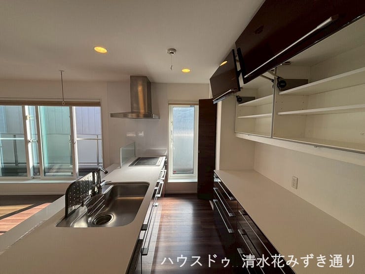 2F19.7帖LDK・・・キッチン背面にも収納が備え付けられているので、ごちゃごちゃして物が見つかりにくいキッチン回りもスッキリ収納して使いやすくなりそうです(^O^)/