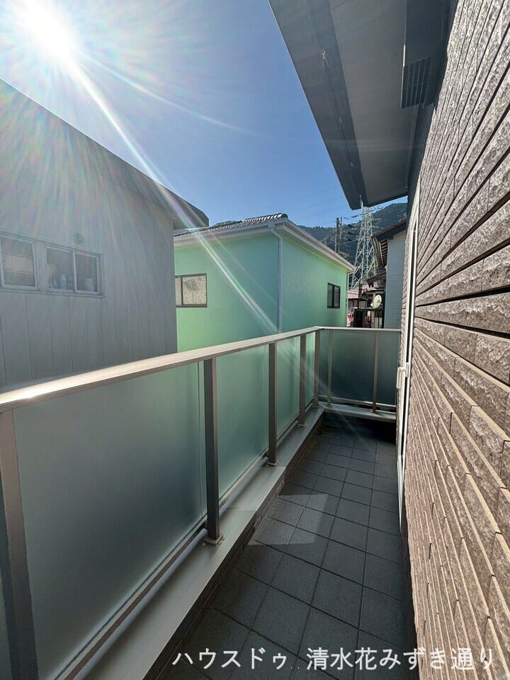 南面のバルコニーは、朝から夕方まで太陽の光が入りやすく、明るく暖かい空間に♪太陽光が当たりやすく風通しも良いため、洗濯物や布団が乾きやすくバルコニーから差し込む光で室内も明るくなり、暖房効率も向上!