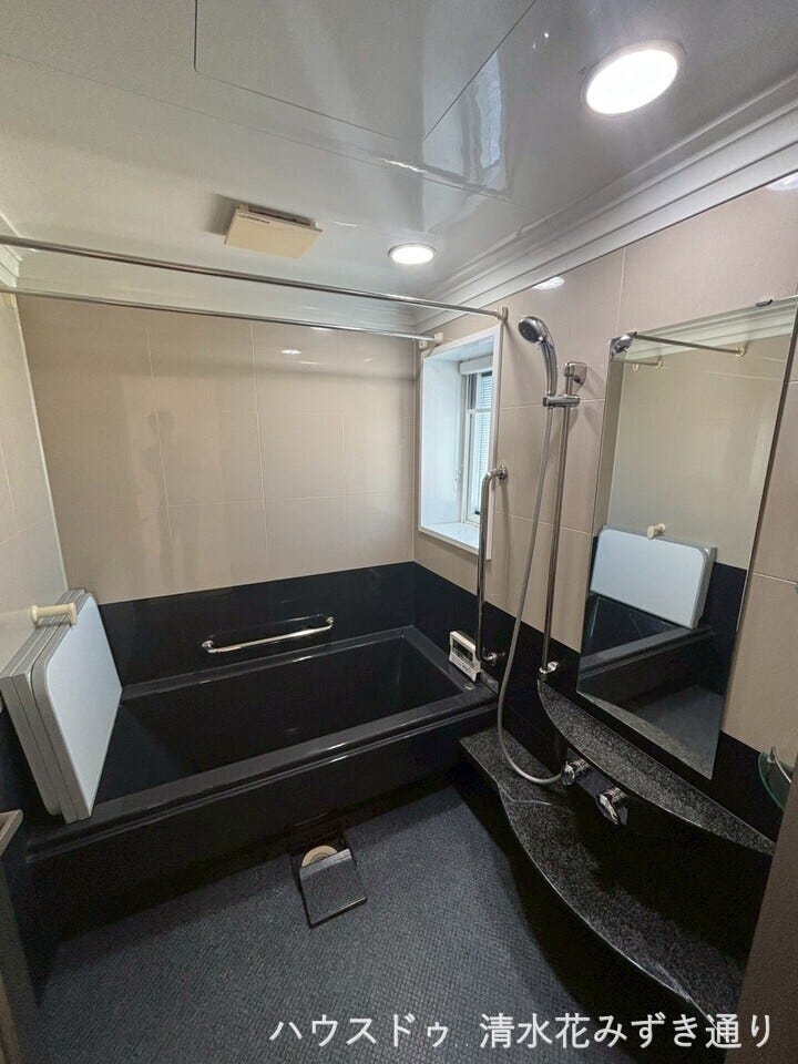 2F浴室・・・シックな黒い浴槽が空間を引き締める上質なバスルーム!高級感のあるデザインで、日々のバスタイムをより特別な時間に演出♪汚れや水アカが目立ちにくく、お手入れもしやすいのが嬉しいポイントです!