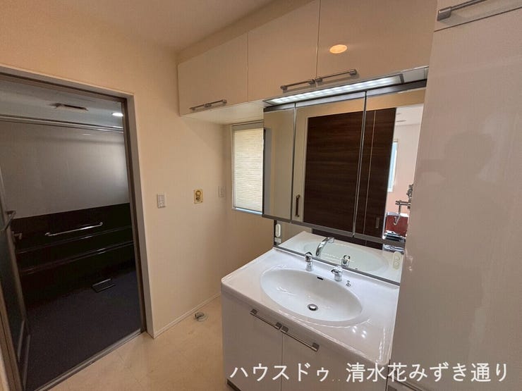 2F洗面所・・・洗面所には洗濯機置き場が備え付けられているので、入浴のために脱いだ洋服などを脱いでそのまま洗濯機へもっていく動線が自然と生まれることで、脱ぎっぱなしがなくなりますね♪