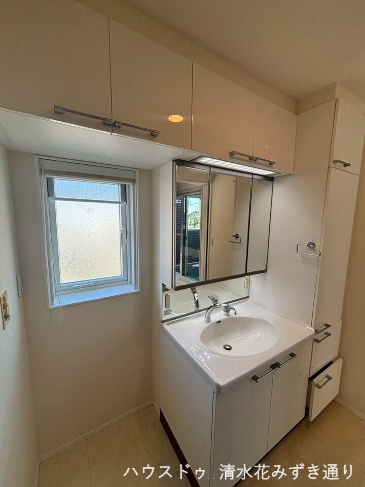 2F洗面所・・・自然の光を取り込むことのできる洗面所の小窓☆彡換気扇よりも手っ取り早く空気の入れ替えができます(^○^)