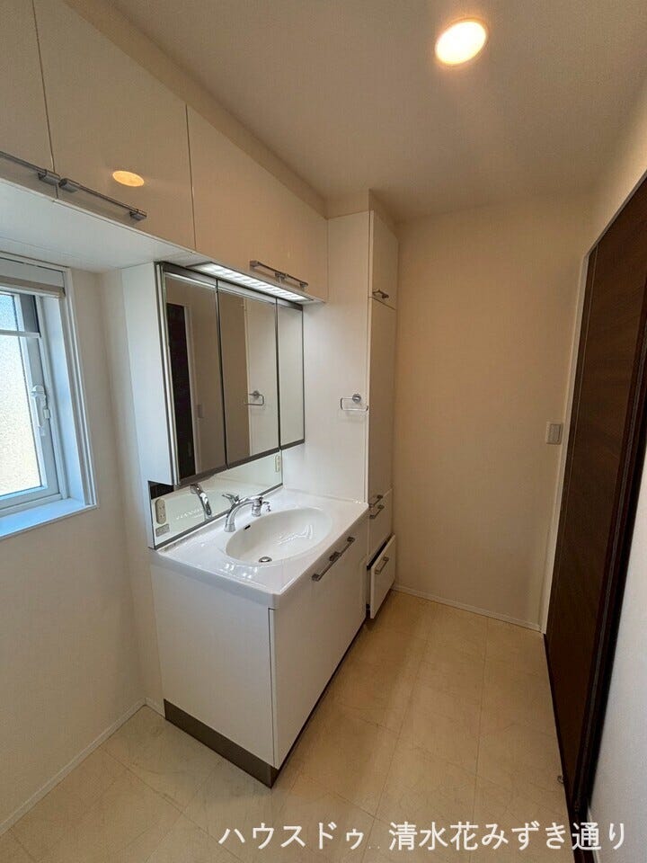 2F洗面所・・・洗面台横に便利な収納スペース付き♪タオルや洗剤、ストック品もしっかりしまえて、生活感を見せない清潔空間に(^O^)