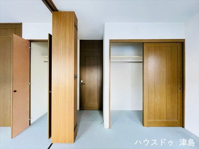 2階6帖・6.5帖洋室収納。