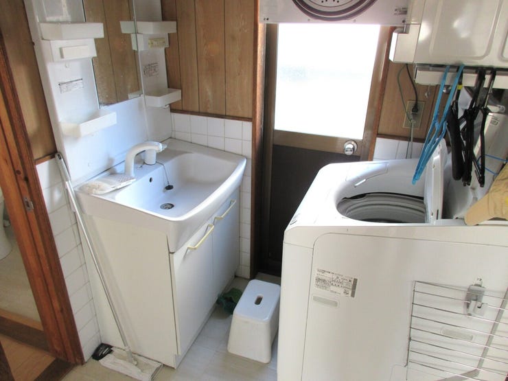 ◆ダイニングから続く洗面所は、勝手口付きです。ゴミ出し等に便利ですね♪