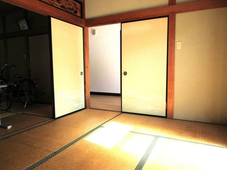 ◆1階8帖和室 畳のぬくもりを感じながら寛げるスペース。収納もあり、日用品や家電品、備品のストックスペース、季節の布団など、様々な物の収納にお使いいただけます。