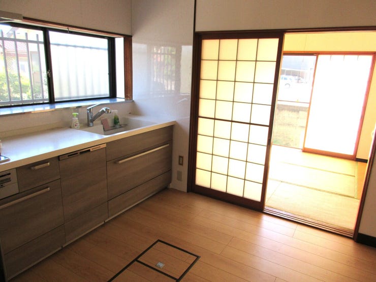 ◆コンパクトながら使いやすいダイニングキッチン。シンプルな設計ながらも、食事や団らんの場として機能的。