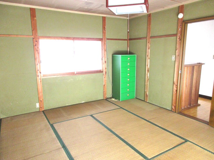 ◆2階10畳和室 やさしい光が差し込む落ち着いた和室は、来客用や寝室としても使いやすい一室。押入れ収納があり、布団や小物類も整理整頓しやすく、暮らしに和の心地よさを添えます。