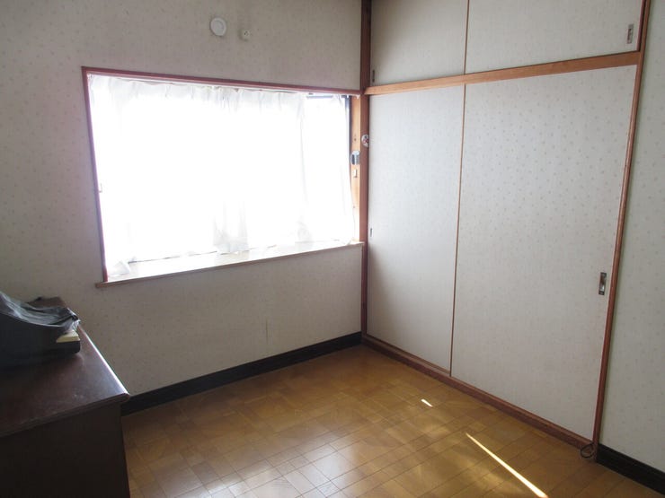 ◆2階中央洋室 コンパクトながらも使い勝手の良い6帖の洋室。窓から光が入り、室内は明るく開放感があります。寝室や子ども部屋に最適な一室です。シンプルな間取りで家具の配置もしやすいです。