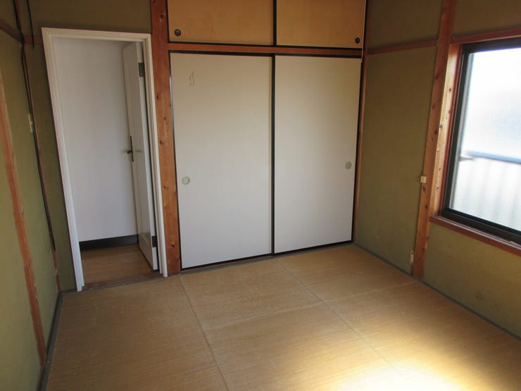 ◆2階 南東洋室 シンプルで使い勝手の良い洋室は、寝室や子ども部屋、趣味部屋など多目的に利用できる一室です。収納が備わっており、衣類や小物類もすっきり片付けられます。