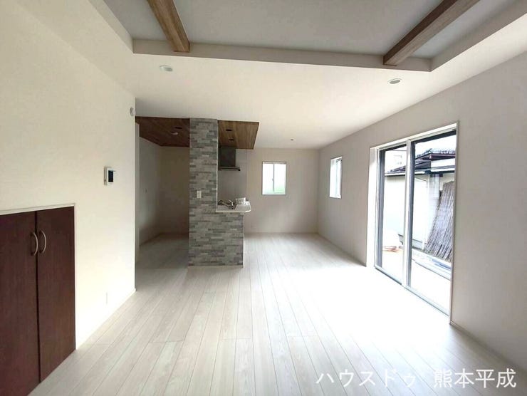 南向きの窓からたっぷりと陽が差し込む明るいリビングです