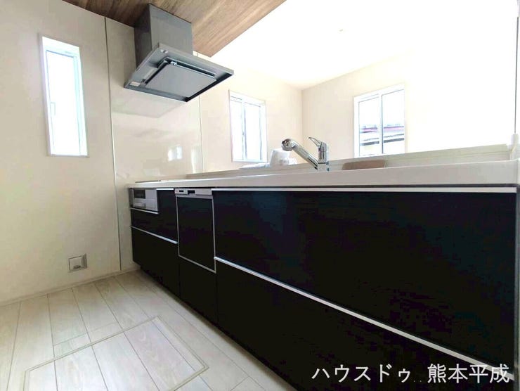 床下収納も付いた収納スペースたっぷりの、使いやすいシステムキッチンです