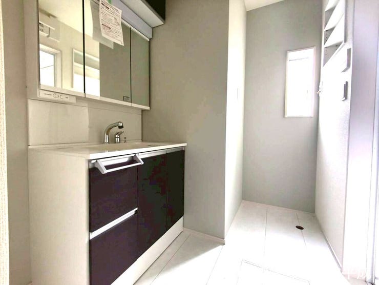 3面鏡の洗面台で身だしなみ確認〇 収納スペース〇