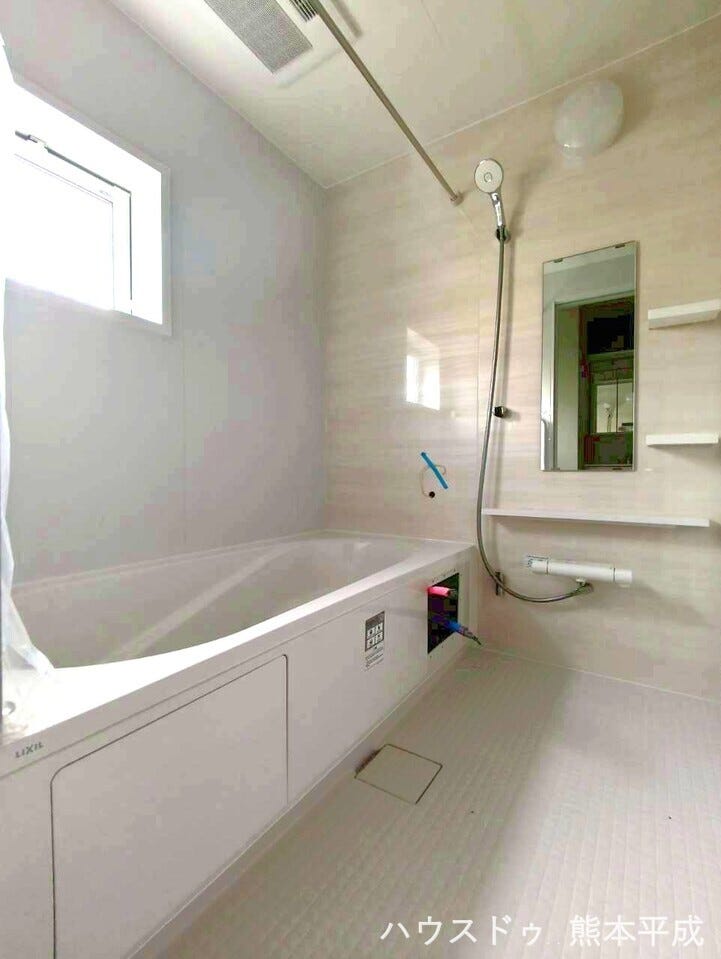 統一感のある色合いで、疲れた体をしっかりと癒す広々とした浴室です