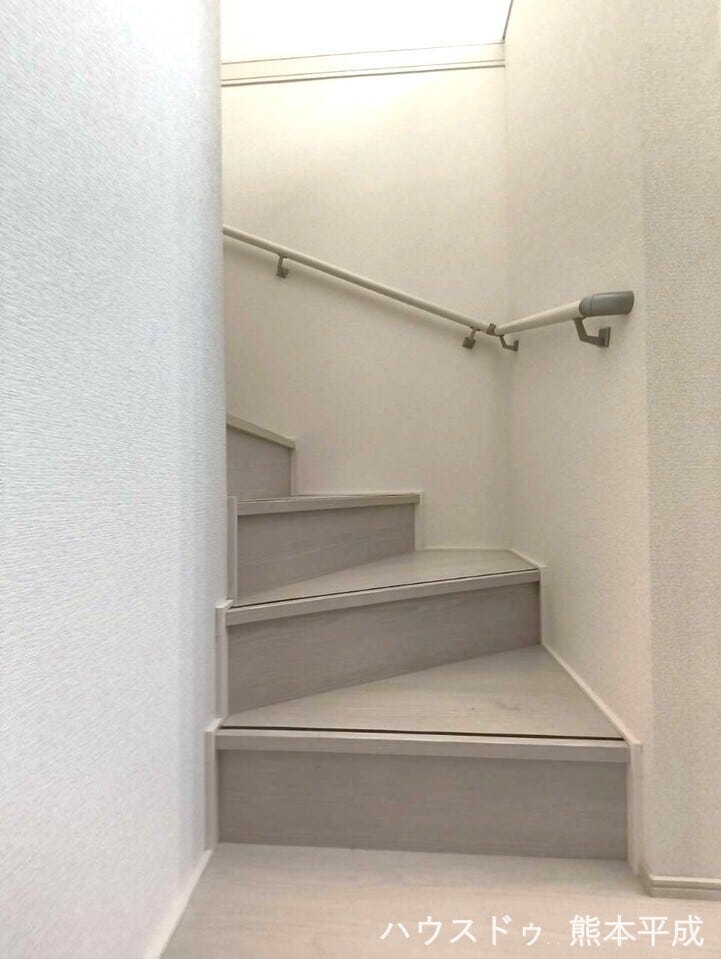 上り下りしやすい手すり付きのおしゃれな階段です