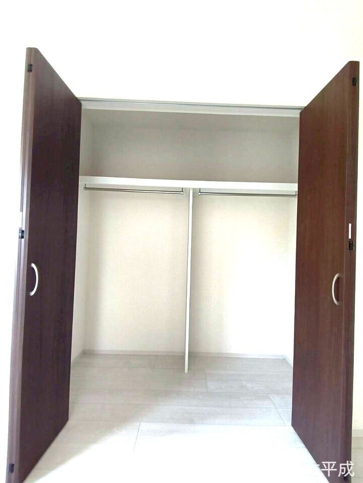 両開きの収納スペースで大きな荷物を入れえることができます