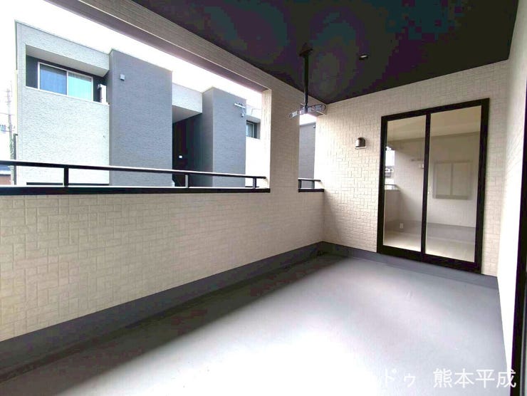 屋根付きのインナーバルコニーで雨が降っても使用でき、リラックススペースとして十分な広さがあります