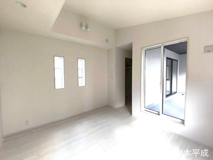 大きな窓からバルコニーにつながっており、広々とした開放的な部屋です