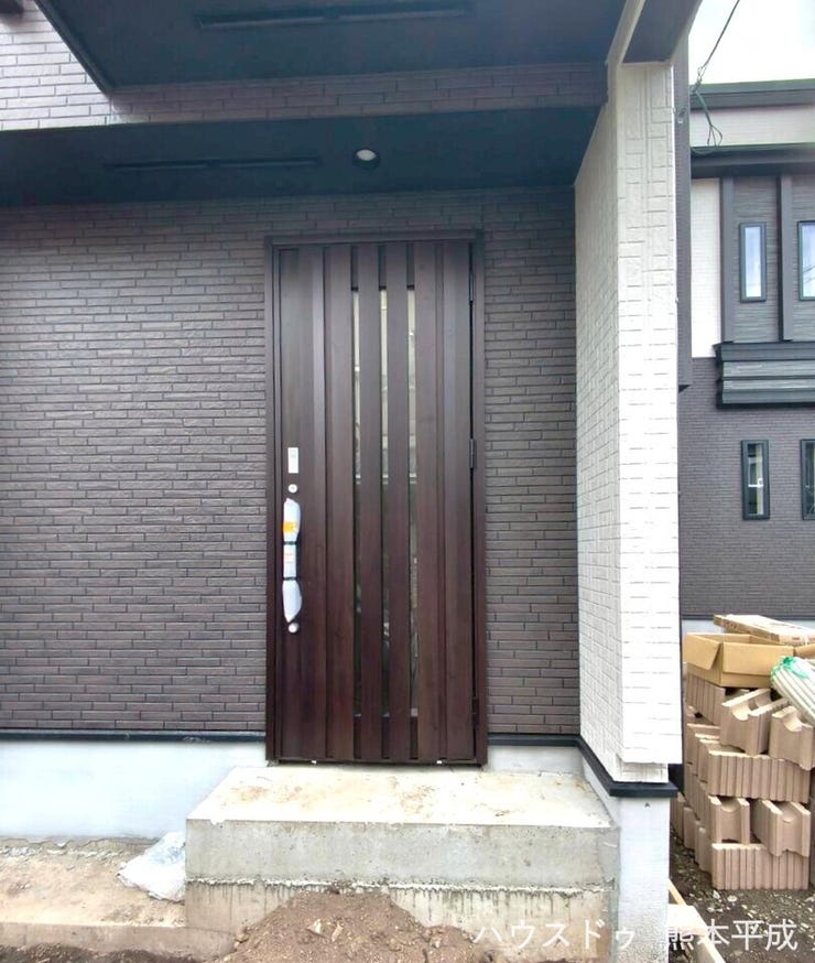 落ち着いた色合いの玄関です