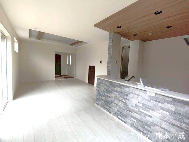 広々としたリビングでキッチンともコミュニケーションをとれる家族団らんの部屋です