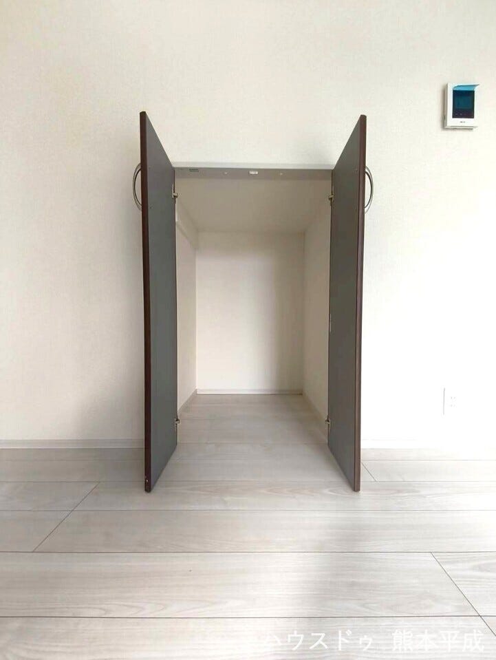 ちょっとした荷物を置いておける収納スペースです