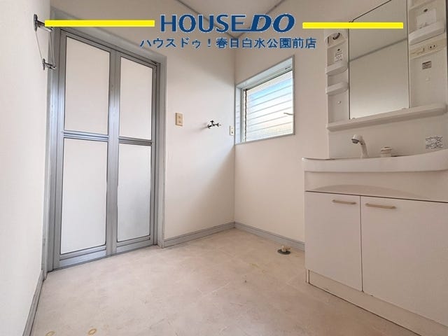 窓付きの洗面所です♪