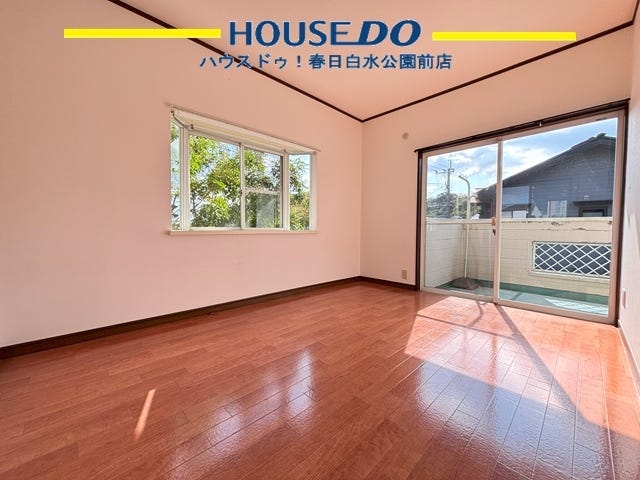 日当たり良好の洋室 洗濯物が干せるバルコニーもあります♪