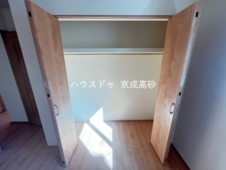 大型のクローゼットです!
これだけの収納力があれば部屋もスッキリ保てますよ!