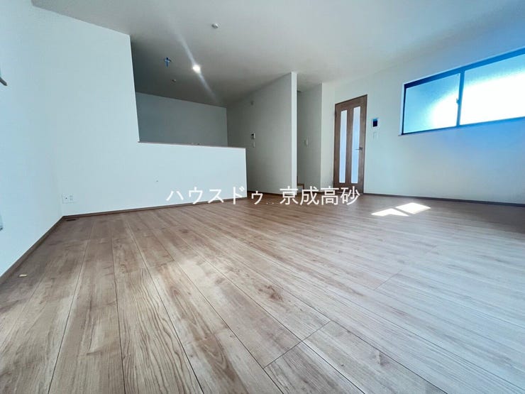 【外観】
広々としたLDKは、家具のレイアウトも自由自在なので、ご家族の理想のスペースが作り上げられます。素敵なインテリアに囲まれた、自分好みの空間を。