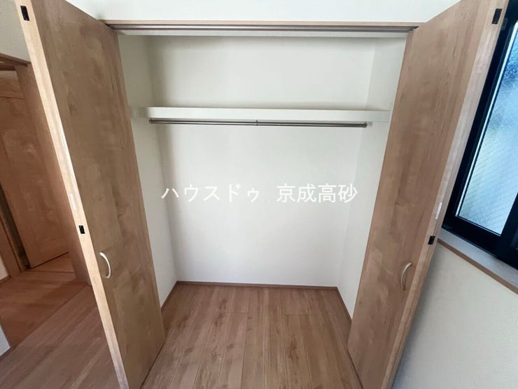 型のクローゼットです!
これだけの収納力があれば部屋もスッキリ保てますよ!