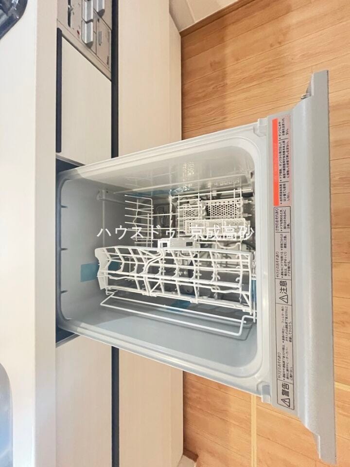 家事の時短に効果大の食洗器付き。高温でパワフルに洗い、温風乾燥します。手洗いよりも節水・節約が可能です。一度使うと手放せないですよ!