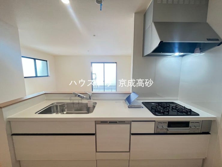 女性に人気の対面キッチン。お料理しながらご家族とのコミュニケーションが取れるのは対面だから出来ること。小さいお子様を見守りながらの家事は安心ですよね!