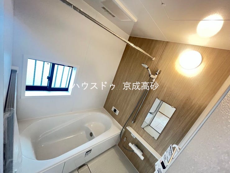 日々の疲れやストレスから心と身体を解放。上質な空間で優雅で快適なバスタイムを。換気機能もついており、お風呂掃除もしやすいですね♪足を延ばして入れ疲れをとれる広々とした浴槽です。