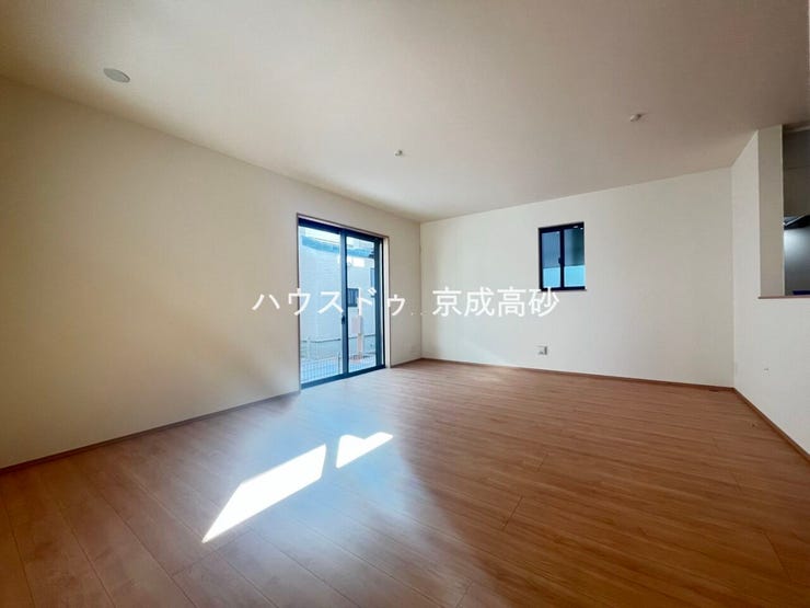 広々としたLDKは、家具のレイアウトも自由自在なので、ご家族の理想のスペースが作り上げられます。素敵なインテリアに囲まれた、自分好みの空間を。