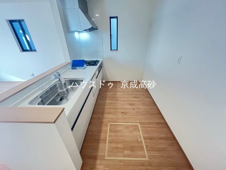 キッチンスペースは明るい空間に!細部にまで施された上質なアイテムが快適な日常生活を叶えてくれます。お料理もしやすく、お子様の様子を見ながら家事も出来ます!