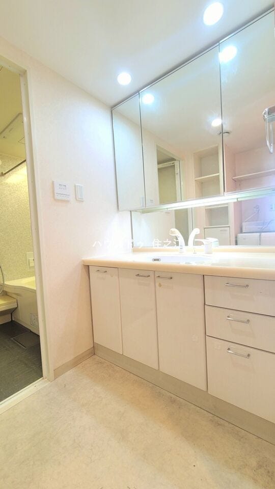 背の低いお子さま用にチャイルドミラーが付いている大型の洗面台が設置されています(^^)