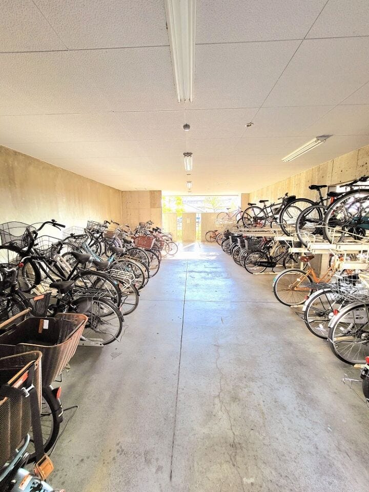 ★屋根付きの駐輪場ですので雨の日も安心。サドルが濡れる事も無いですね!