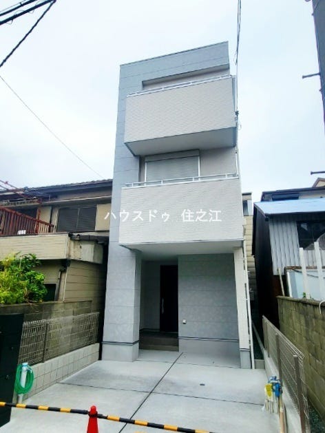 ★玄関には庇(屋根)がございますので雨の日もお荷物など濡れなくて済みます♪